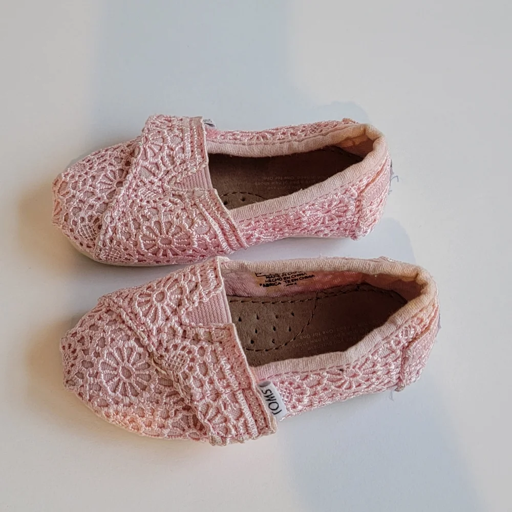 Toms Baby Shoes Size 5 flats pink lace leather insole excellent baby girl shoes